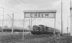 Lokomotywa spalinowa SM42 z wagonami osobowymi na stacji Chełm